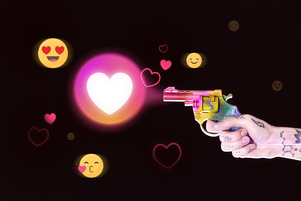 heart-social-media-reaction-person-firing-colorful-gun-media-mix-1024x683 Agencia Social Media en Barcelona / Redes sociales 2024